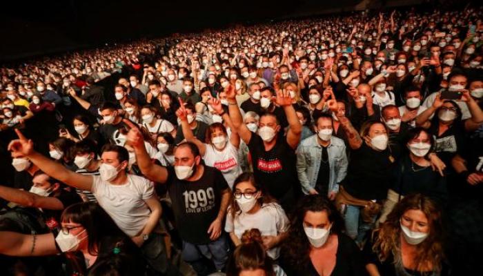Un concert test de rock réunit 5 000 personnes à Barcelone.