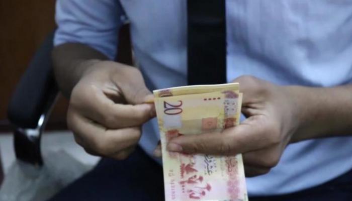 موظف بأحد مصارف ليبيا (أرشيفية)