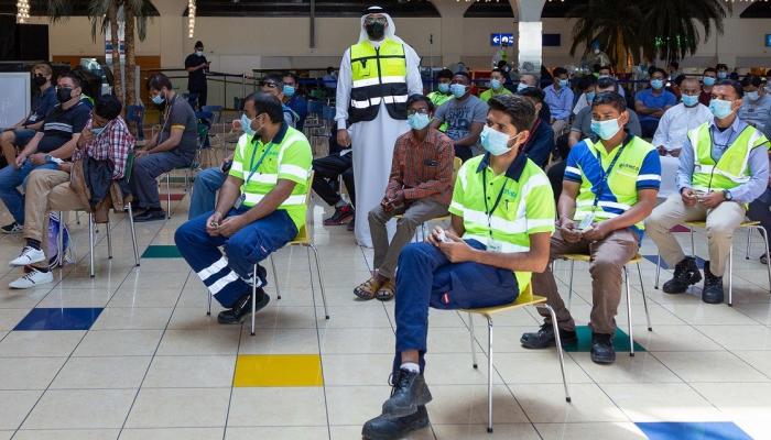 مجموعة من المتطوعين ضمن المبادرة في دبي