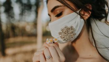 عروس ترتدي كمامة