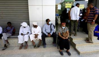 سودانيون خارج شركة لتحويل الأموال - رويترز