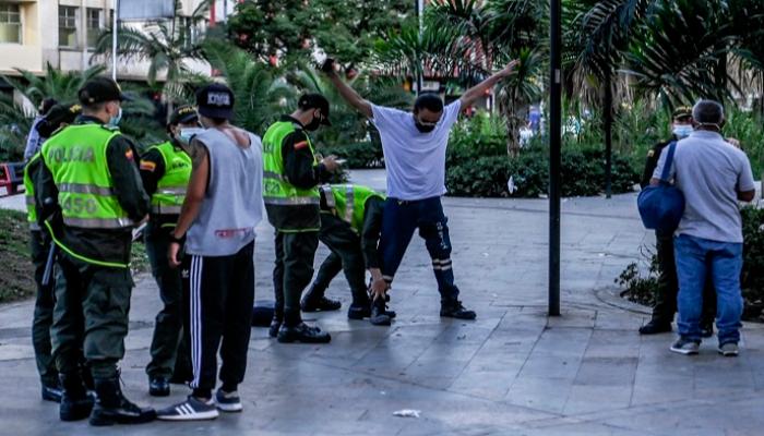 كولومبيون يخضعون للتفتيش الذاتي خلال الإغلاق- الفرنسية