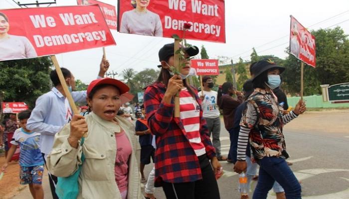 جانب من المظاهرات التي تطالب بعودة الديمقراطية في ميانمار- رويترز