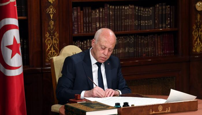 طريقة كتابة قيس سعيد تثير جدلا على مواقع التواصل الاجتماعي