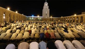 صلاة التراويح في جامع عقبة بن نافع (أرشيفية)