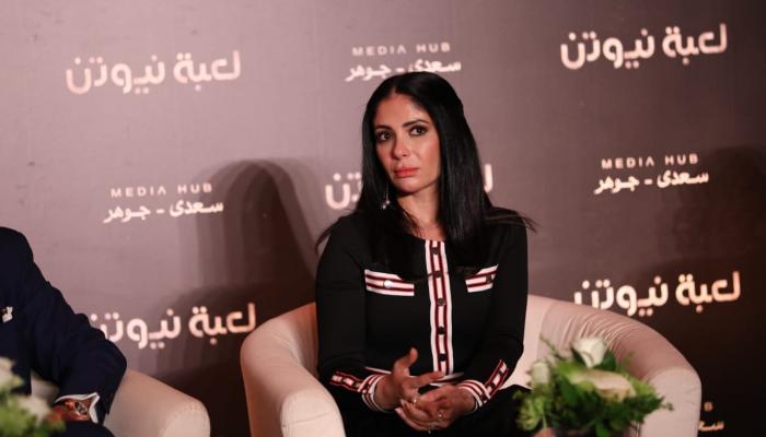 الفنانة منى زكي