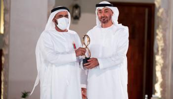 الشيخ محمد بن زايد آل نهيان يسلم جائزة أبوظبي للفريق الركن متقاعد عبيد محمد الكعبي