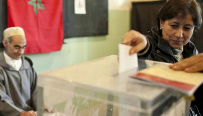 مغربية تدلي بصوتها في الانتخابات السابقة - أرشيفية 