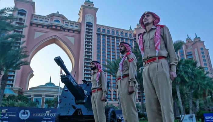 شرطة دبي أنهت تجهيز مدافع الإفطار لاستقبال رمضان