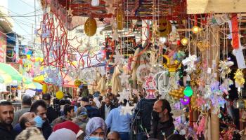 انتشار زينات مضيئة قبيل حلول شهر رمضان بغزة