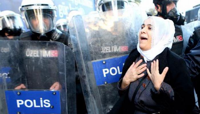 محتجة أمام مجموعة من قوات الأمن التركية - أرشيفية