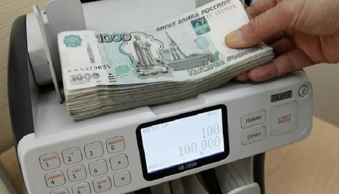 عملات ورقية فئة 1000 روبل على آلة لعد النقود في روسيا