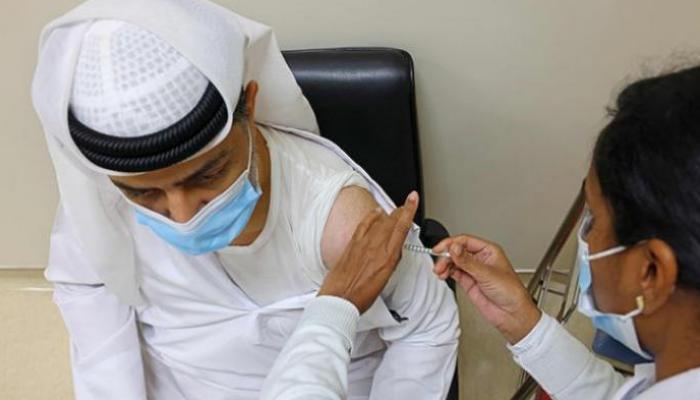 رجل يتلقى لقاح كورونا في الإمارات