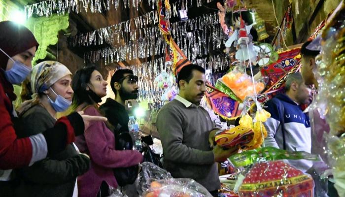 زبائن في سوق للزينة الرمضانية في مصر