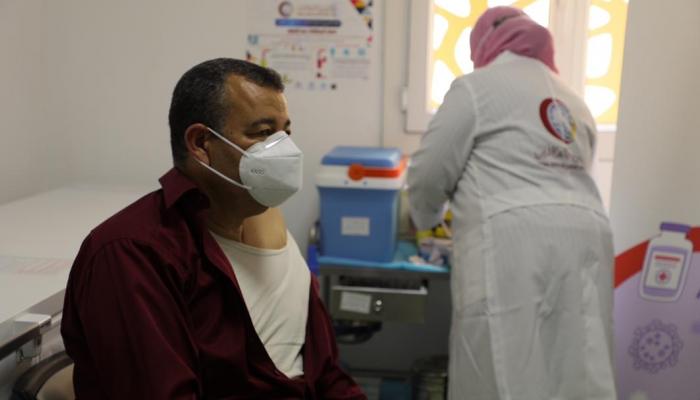 مواطن يتلقى جرعة من لقاح كورونا بأحد مستشفيات ليبيا