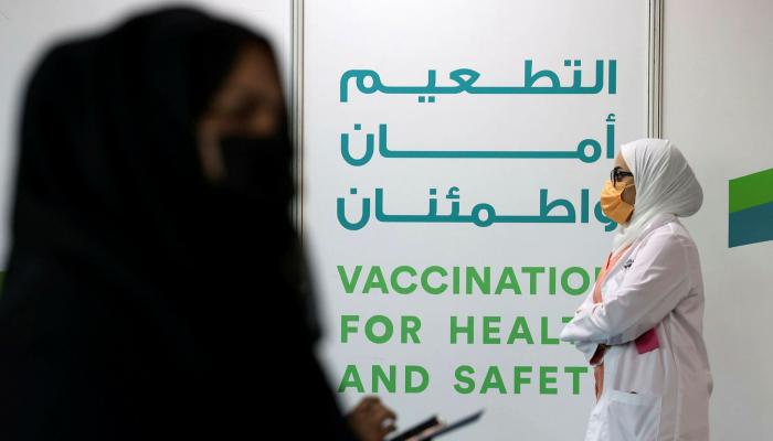 معدل توزيع اللقاح في الإمارات 94.91 جرعة لكل 100 شخص