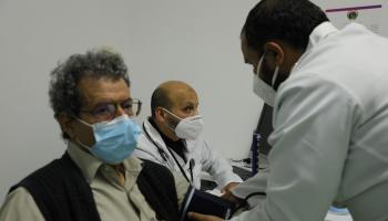 طبيب يفحص أحد المواطنين في مستشفى بليبيا
