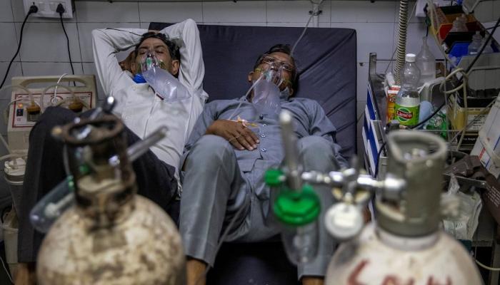 هنديان مصابان بفيروس كورونا يتلقيان الرعاية الصحية في مستشفى بنيودلهي