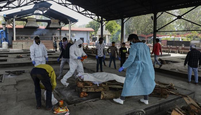 المقابر تكتظ بجثث ضحايا كورونا في الهند