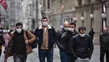 أشخاص يرتدون كمامات للوقاية من فيروس كورونا في تركيا (أرشيفية)