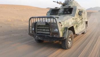 آلية للجيش اليمني في جبهة المشجح غربي مأرب