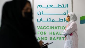 من داخل أحد مراكز التطعيم ضد كورونا في الإمارات