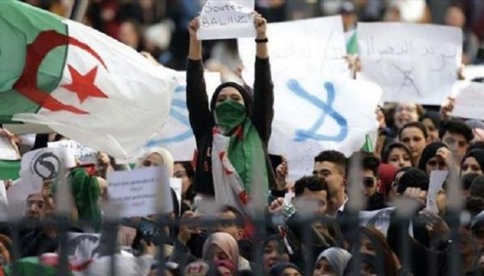 مظاهرة بالجزائر مطالبة بالتغيير الجذري وضد العنف - أرشيفية