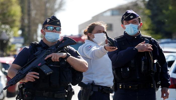 عناصر من الشرطة الفرنسية في موقع الحادث