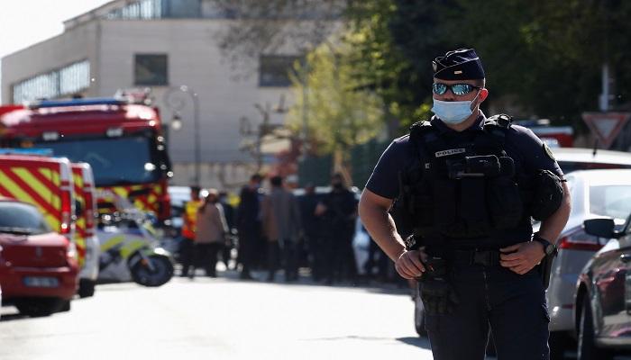 انتشار للشرطة الفرنسية في موقع حادث الطعن اليوم