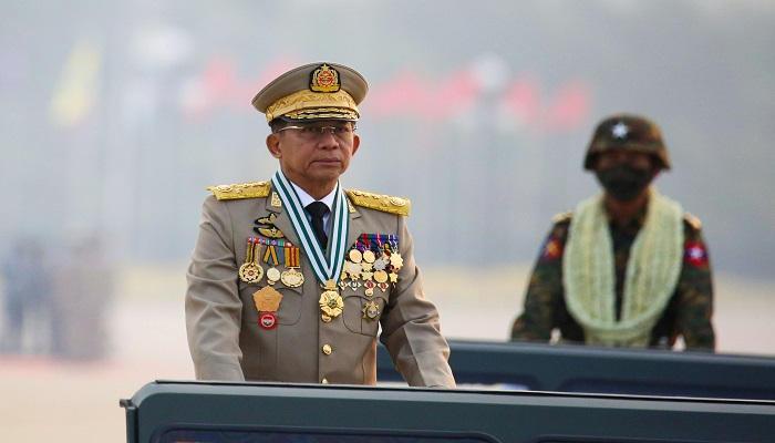 قائد الجيش في ميانمار يستعرض عرضا عسكريا سابقا 