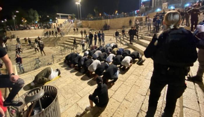 الفلسطينيون خلال التراويح في باب العامود بالقدس