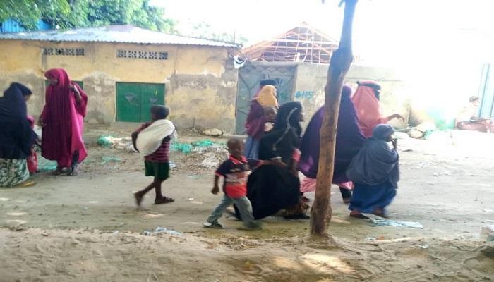 عائلات صومالية تفر من مقديشو جراء اشتباكات