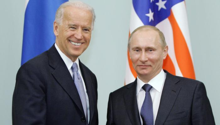 الرئيس الأمريكي ونظيره الروسي في لقاء سابق - أرشيفية