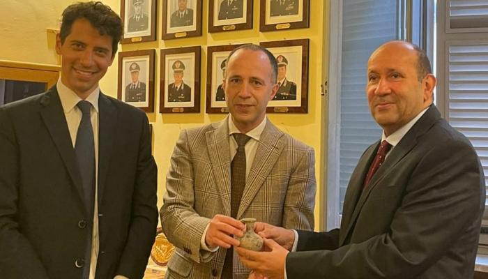 سفير مصر  لدى إيطاليا يتسلم القطعتين الأثريتين