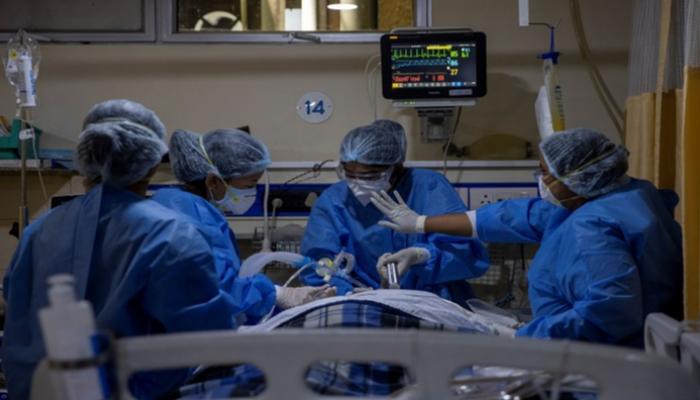 طاقم طبي يحاول إنقاذ مريض كورونا في مستشفى بالهند