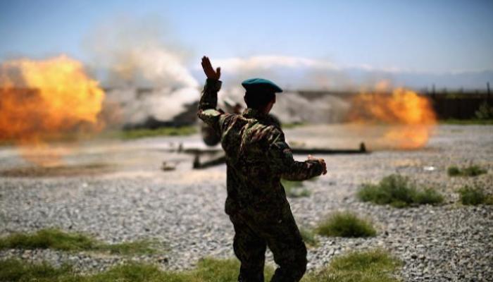 جندي أفغاني قرب آثار تفجير - أرشيفية