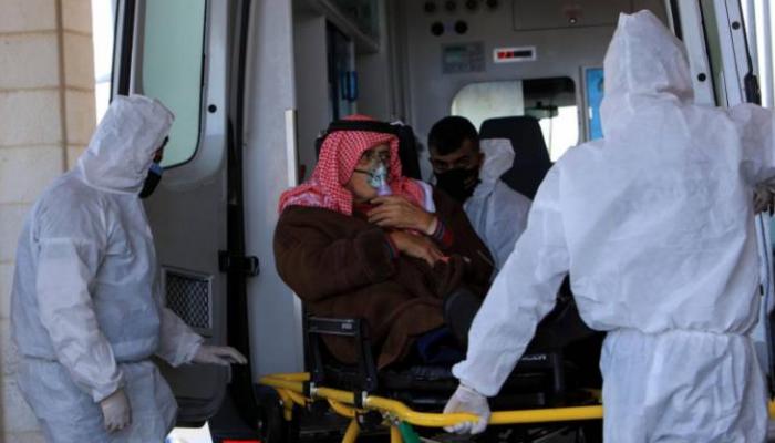 مريض كورونا يتلقى الإسعافات الأولية داخل سيارة إسعاف