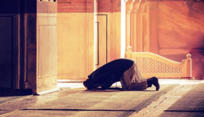 كيف نصلي صلاة التهجد وكم ركعة ومتي يكون وقتها وهل يجوز أن اصليها بالمصحف 154-220214-tahajjud-prayer-ramadan-time-perform_700x400