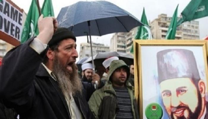 أنصار الإخوان يرفعون صورة لحسن البنا مؤسس التنظيم الإرهابي