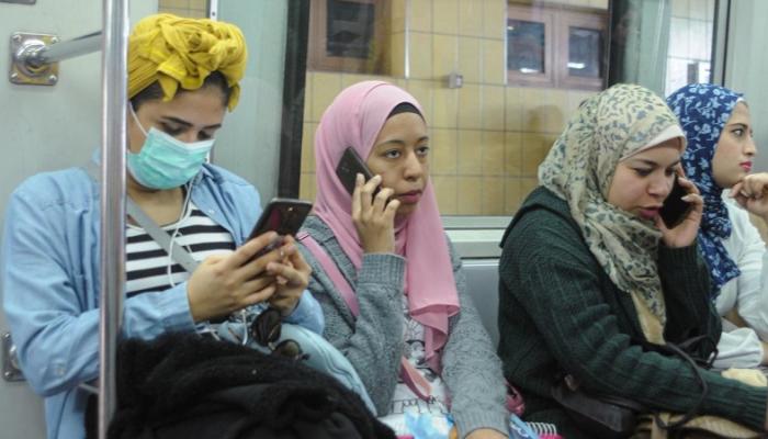 فتاة ترتدي كمامة في مترو الأنفاق بالقاهرة