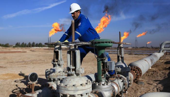 أنبوب لنقل النفط الخام قرب حقل عراقي