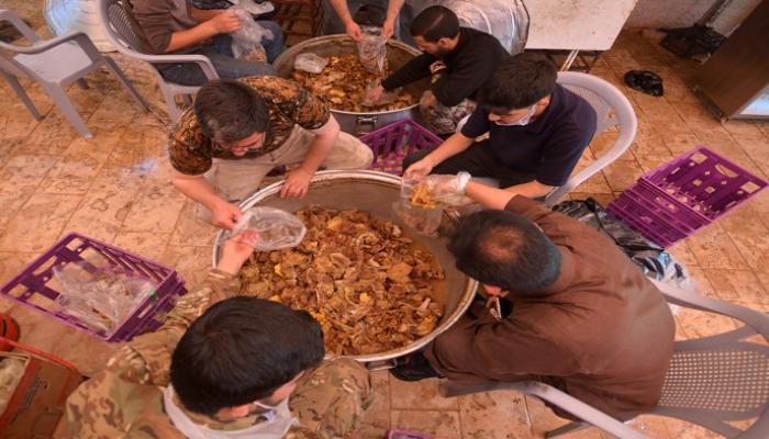 متطوعون يجهزون الإفطار للأُسر الفقيرة في الأردن