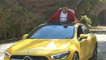 حمو بيكا داخل إحدى سياراته