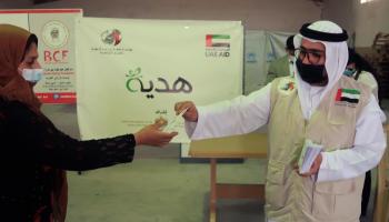 جانب من توزيع المساعدات المالية الإماراتية على النازحين العراقيين