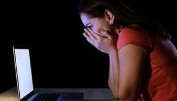 فتاة تنظر إلى شاشة كمبيوتر - تعبيرية