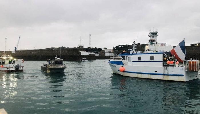 la tension monte, les pêcheurs français sont dans le port anglais