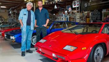  المذيع Jay Leno يسار الصورة