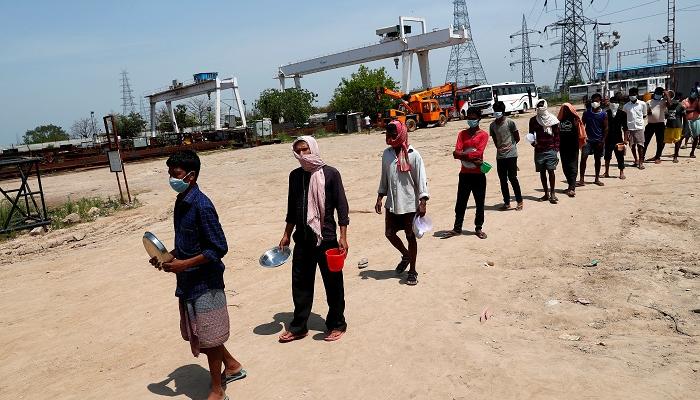 طابور للحصول على طعام مجاني حيث توقف النشاط بسبب إغلاق كورونا- رويترز