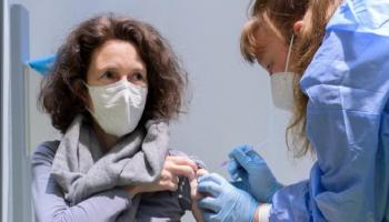 سيدة تتلقى لقاح كورونا في ألمانيا- أرشيفية