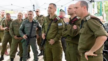 رئيس الأركان الإسرائيلي وسط عدد من قادة الجيش